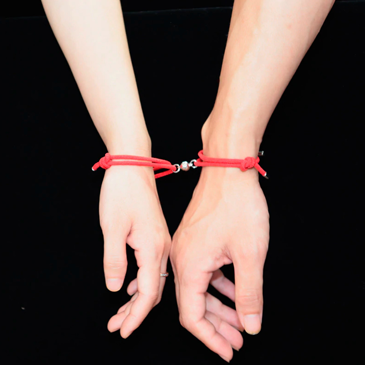 Браслеты касания купить. Парные браслеты для влюбленных. Дистанционный браслеты для пар. Браслеты двойные для пар. Красные браслеты для пар.